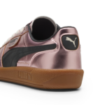 retro con logo in primo piano della sneaker puma palermo x Palermo FC rosa metallizzato