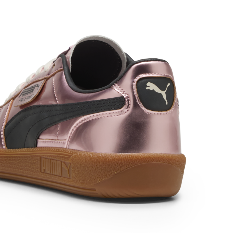 retro con logo in primo piano della  sneaker puma palermo x Palermo FC rosa metallizzato