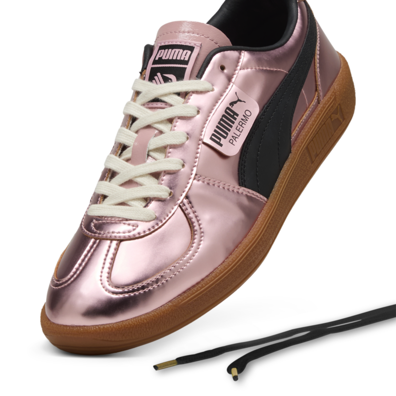 prospettiva a mezza altezza della sneaker puma palermo x Palermo FC rosa metallizzato con nel dettaglio la presenza di un secondo paio di lacci