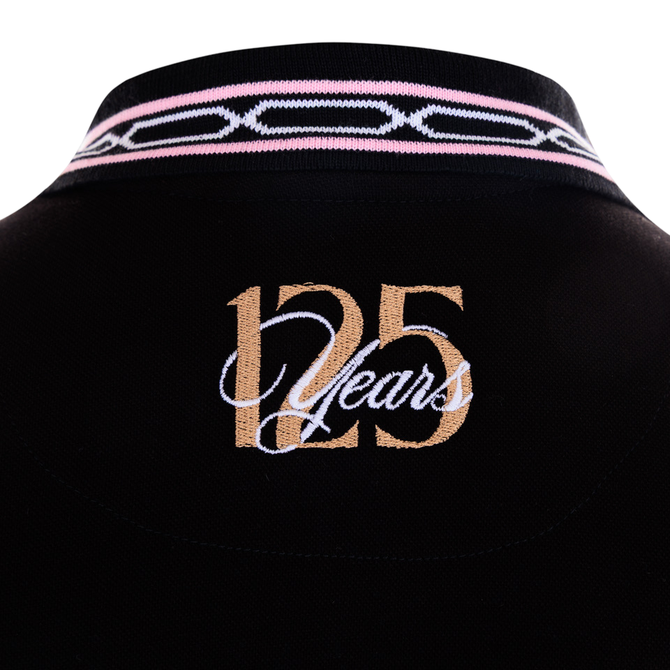 Dettaglio colletto della Polo Palermo FC capsule 125 con scritta "125 years"