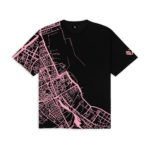 T-shirt nera Collezione Aquile con grafica rosa ispirata alla mappa di Palermo e stemma aquila sulla manica sinistra