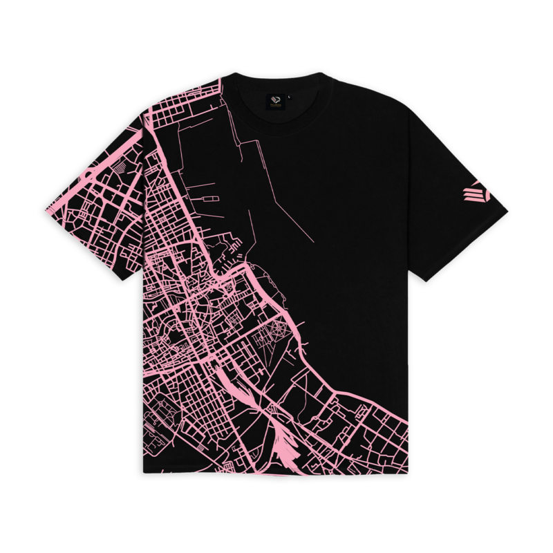 T-shirt nera Collezione Aquile con grafica rosa ispirata alla mappa di Palermo e stemma aquila sulla manica sinistra