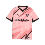 vista frontale della maglia gara home Palermo FC 2025/26 bambino con stemma aquila rosanero, loghi degli sponsor Puma e Sicily by Car