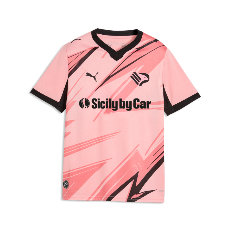 vista frontale della maglia gara home Palermo FC 2025/26 bambino con stemma aquila rosanero, loghi degli sponsor Puma e Sicily by Car