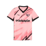 vista frontale della maglia gara home Palermo FC 2025/26 da donna con stemma aquila rosanero, loghi degli sponsor Puma e Sicily by Car