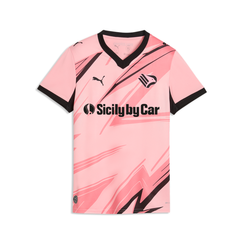 vista frontale della maglia gara home Palermo FC 2025/26 da donna con stemma aquila rosanero, loghi degli sponsor Puma e Sicily by Car