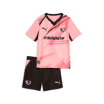 vista frontale del mini kit gara home Palermo FC 2025/26 bambino composto da maglia rosa e pantaloncini neri
