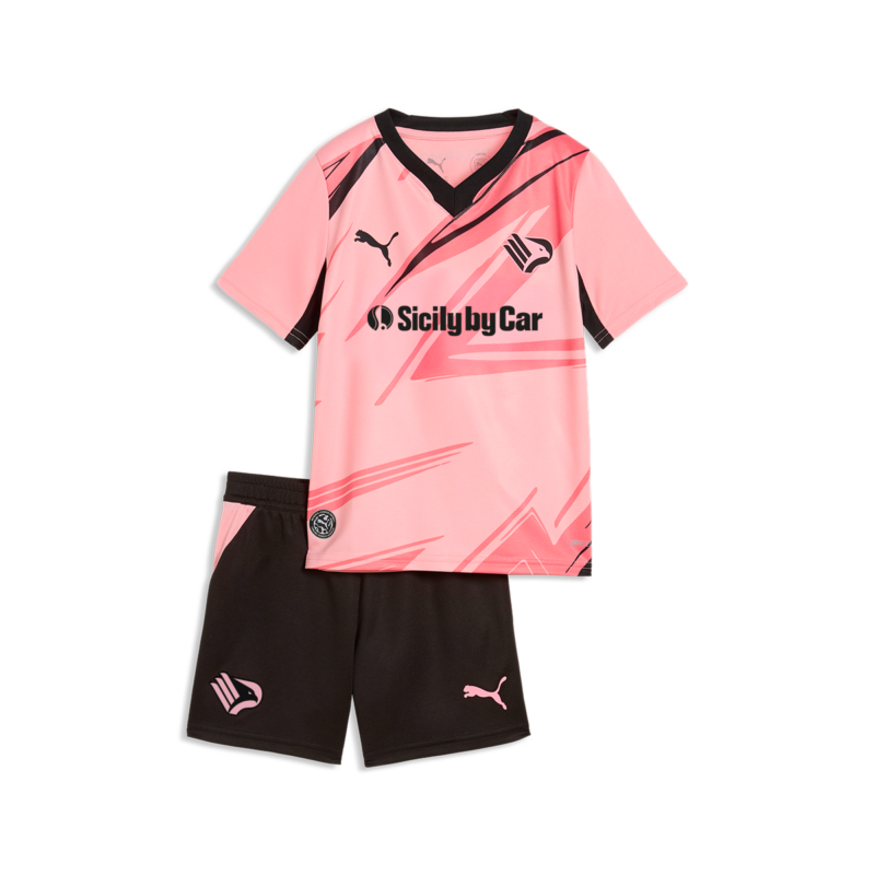 vista frontale del mini kit gara home Palermo FC 2025/26 bambino composto da maglia rosa e pantaloncini neri