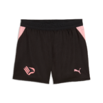 Vista frontale dei pantaloncini gara Home Palermo FC 2025/26 da bambino, neri con dettagli rosa sui fianchi e loghi Palermo FC e Puma all'altezza delle cosce