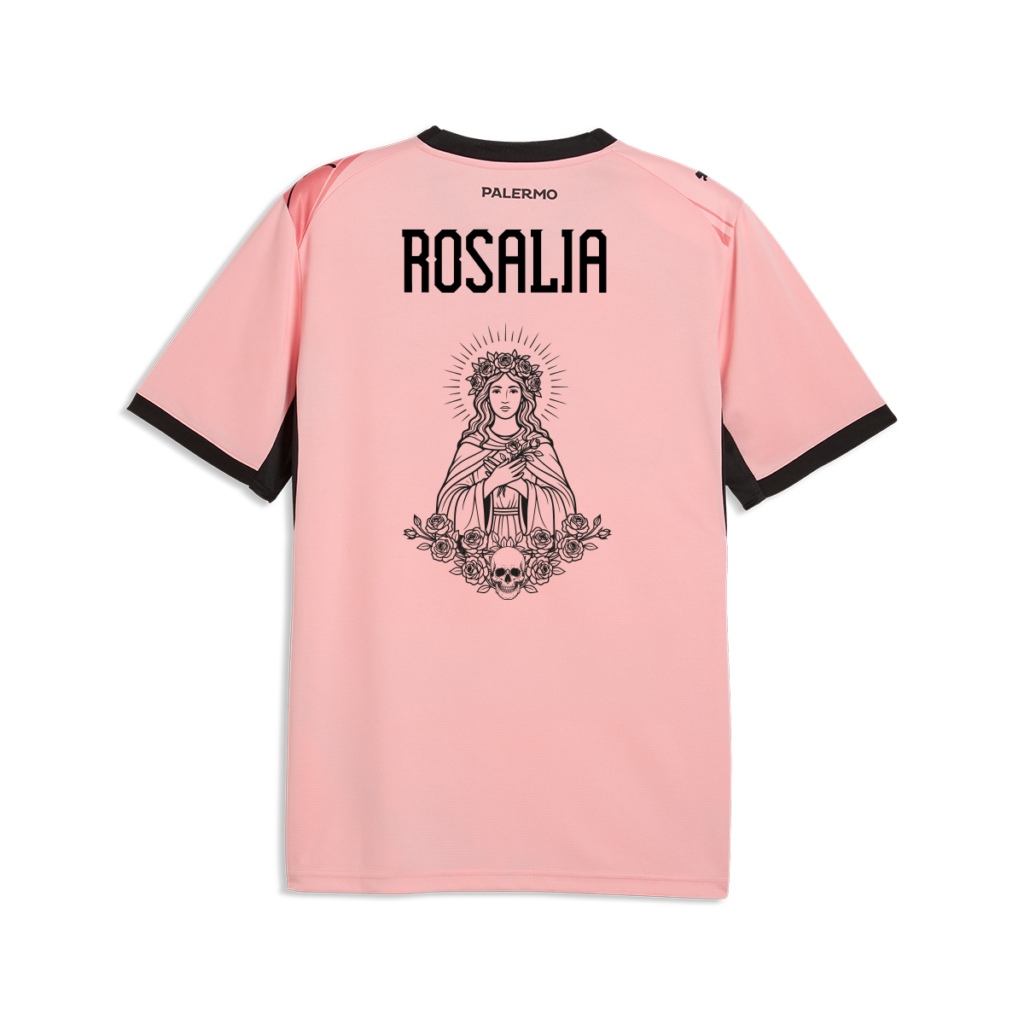 vista posteriore della maglia gara home Palermo FC 2026/27 da adulto con scritta "ROSALIA", raffigurazione di Santa Rosalia e scritta "PALERMO" sotto il colletto.