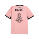 vista posteriore della maglia gara home Palermo FC 2026/27 da adulto con scritta "ROSALIA", raffigurazione di Santa Rosalia e scritta "PALERMO" sotto il colletto.