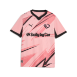 vista frontale della maglia gara home Palermo FC 2025/26 bambino con stemma aquila rosanero, loghi degli sponsor Puma e Sicily by Car