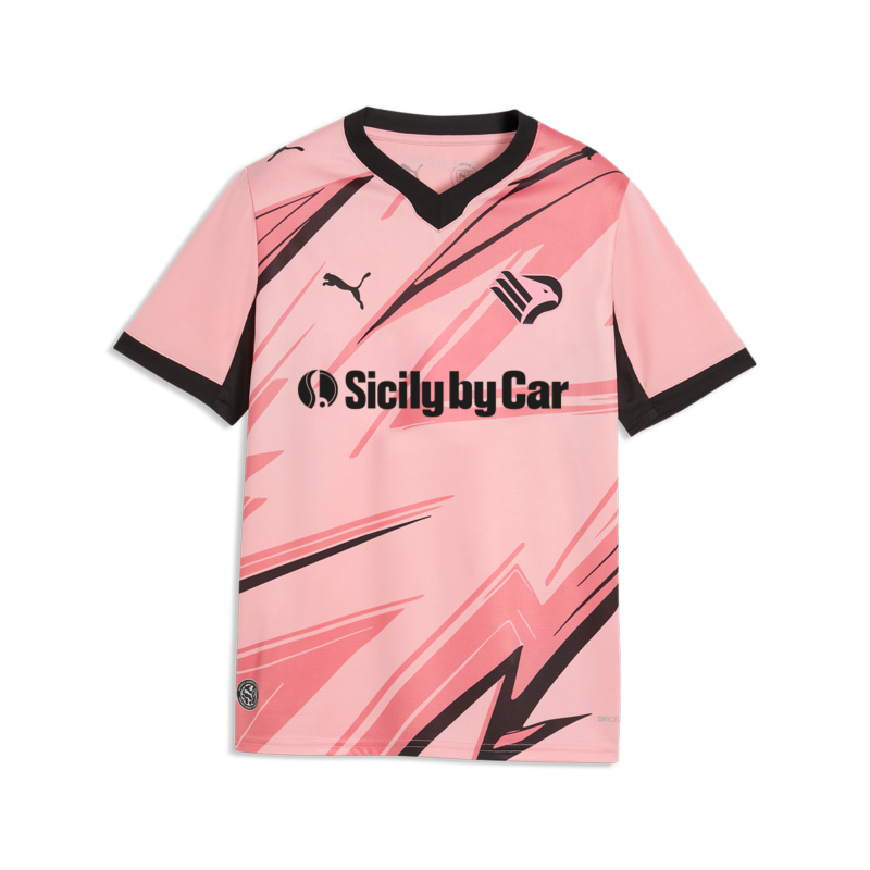 vista frontale della maglia gara home Palermo FC 2025/26 bambino con stemma aquila rosanero, loghi degli sponsor Puma e Sicily by Car