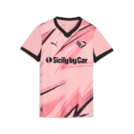 vista frontale della maglia gara home Palermo FC 2025/26 da donna con stemma aquila rosanero, loghi degli sponsor Puma e Sicily by Car