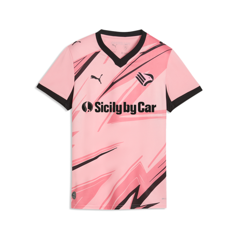 vista frontale della maglia gara home Palermo FC 2025/26 da donna con stemma aquila rosanero, loghi degli sponsor Puma e Sicily by Car