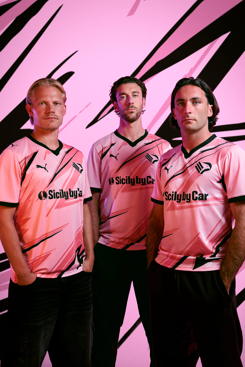 I giocatori del Palermo FC Pohjanpalo, Bani e Segre indossano la maglia gara home 2026/27