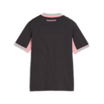 vista posteriore della maglia gara Third Palermo FC 2026/27 da bambino, color antracite, con dettagli rosa sulle maniche e piccola scritta "PALERMO" rosa sotto il colletto