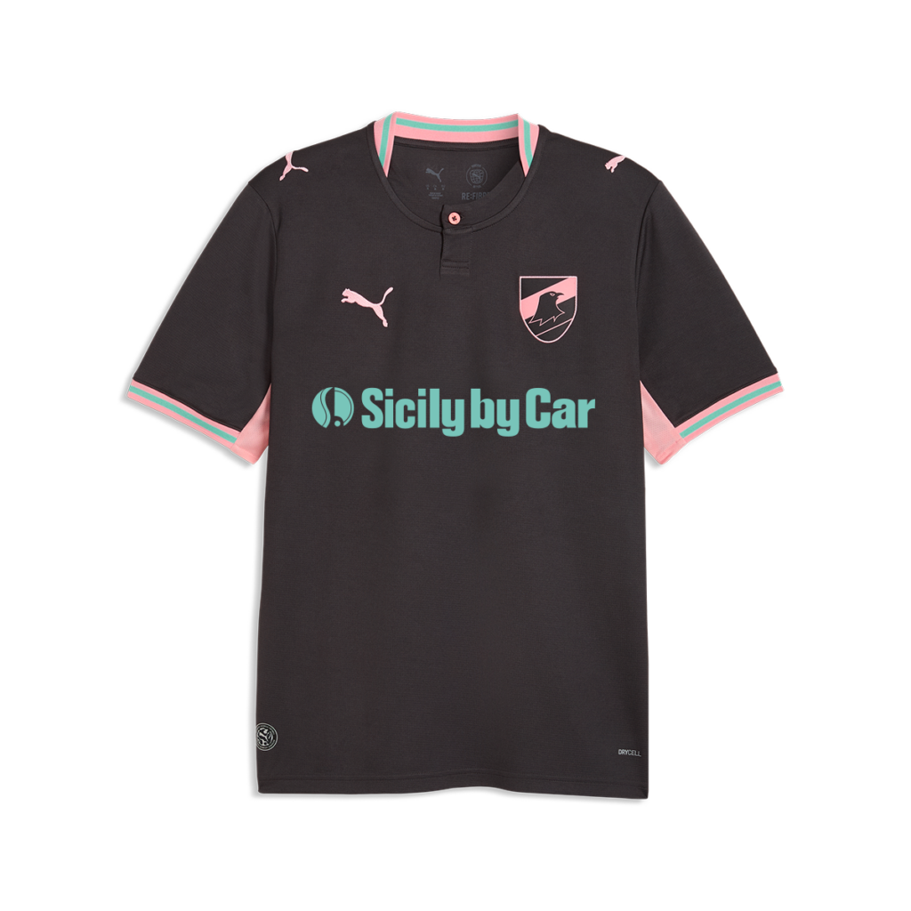 vista frontale della maglia gara Third 2026/27 da adulto color antracite, dotata di bottone e colletto rosa, con stemma Palermo FC, logo Puma e logo Sicily by Car.