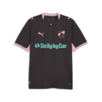 vista frontale della maglia gara Third 2026/27 da adulto color antracite, dotata di bottone e colletto rosa, con stemma Palermo FC, logo Puma e logo Sicily by Car.