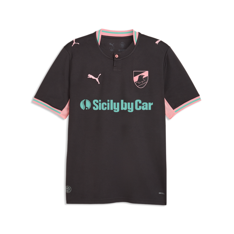vista frontale della maglia gara Third 2026/27 da adulto color antracite, dotata di bottone e colletto rosa, con stemma Palermo FC, logo Puma e logo Sicily by Car.
