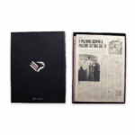 Maglia retro Palermo FC stagione 1909 all'interno della box nera, con pagina di giornale "E Palermo scopri il pallone all'ora del tè"