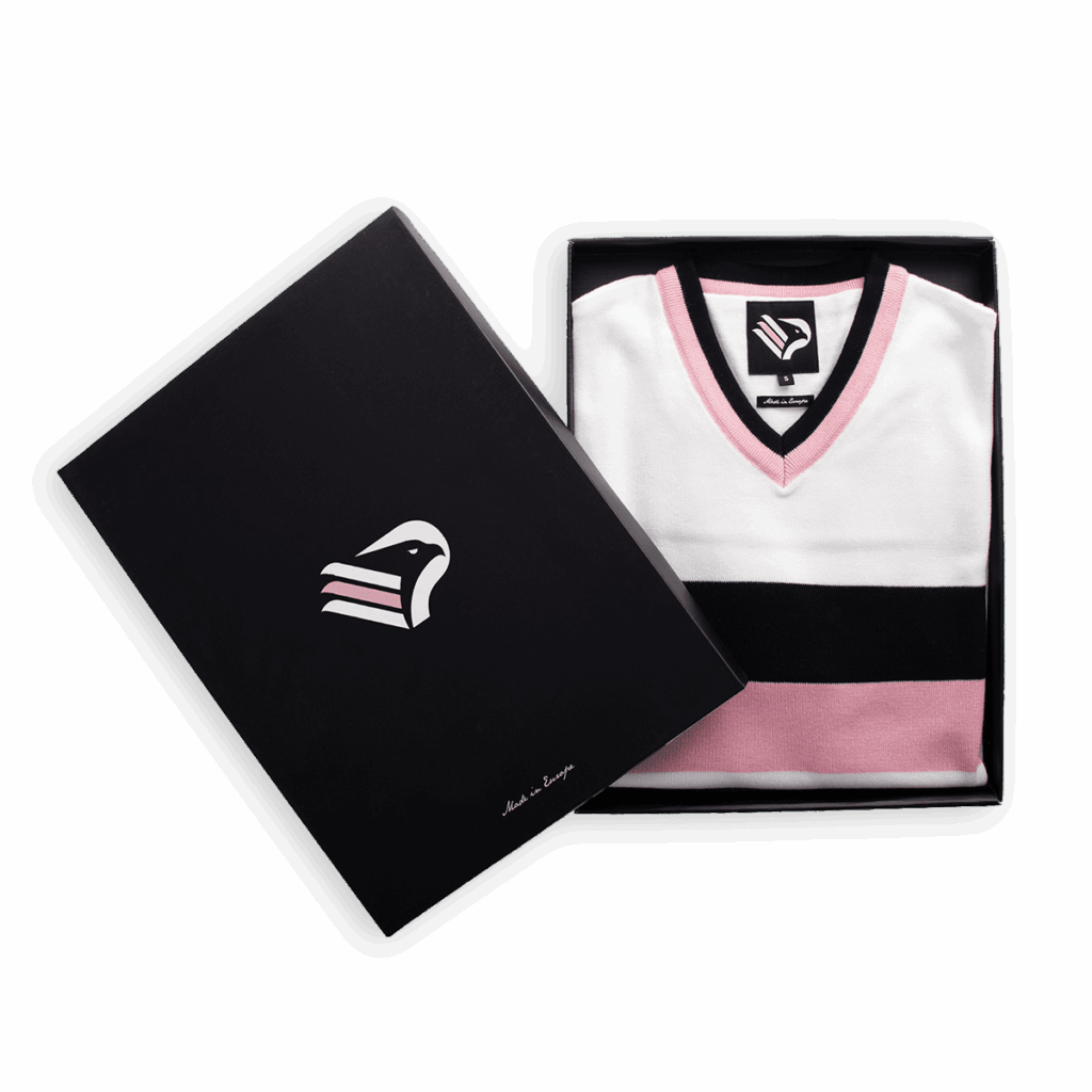 Maglia retro stagione 1970-71 all'interno della box nera