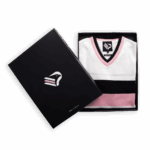 Maglia retro stagione 1970-71 all'interno della box nera