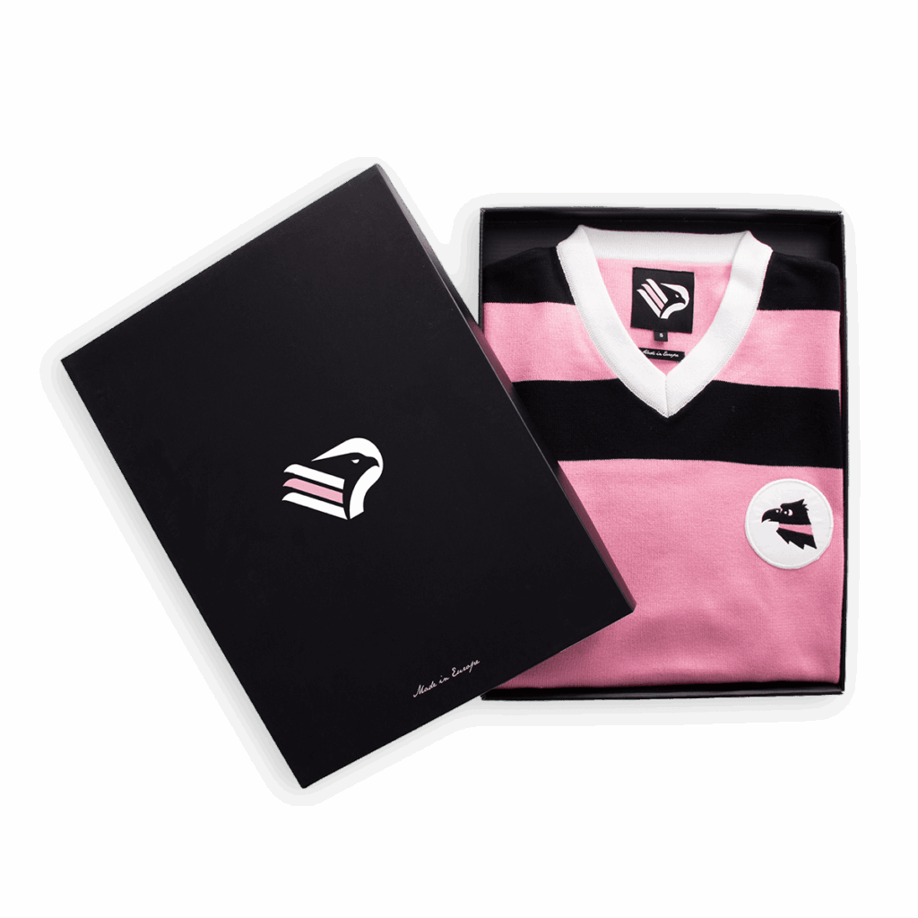 Maglia retro stagione 1979-80 all'interno della box nera